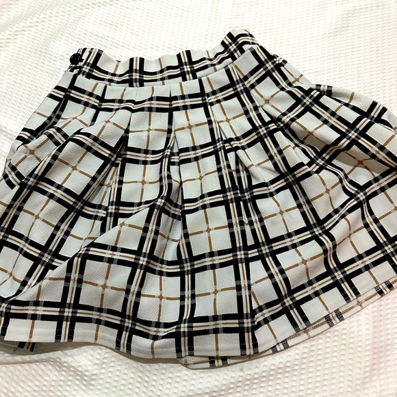 PrettyLittleThing Dresses & Skirts - PLT Black White & Tan Pleated Skirt